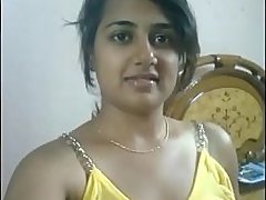 Desi ladki poora dikhate hue .MP4