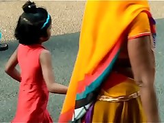 KAUN CHODEGA AISI GADRAYI HUYI RAAND BHAIYANI KO